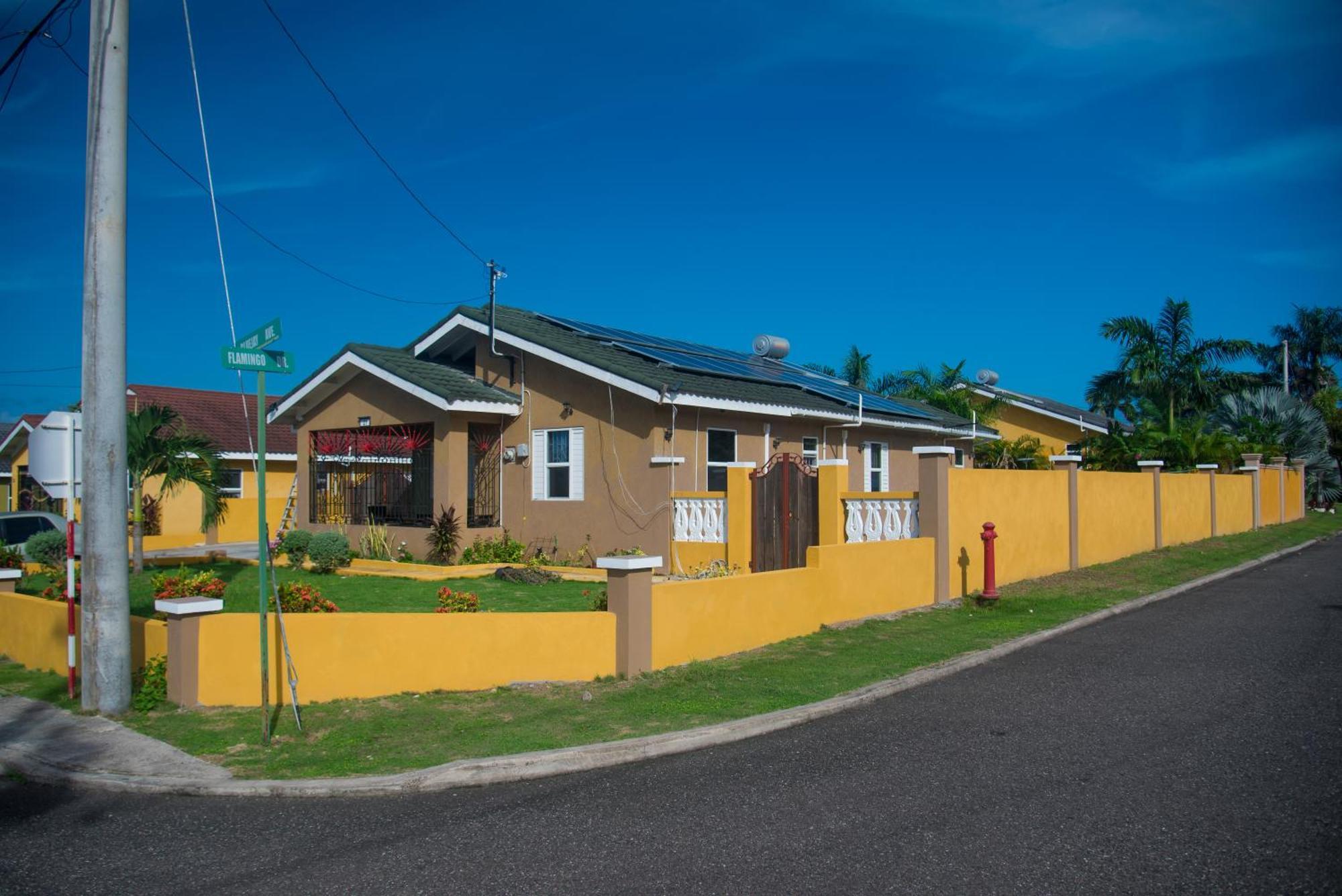 Paradise Villa: Dual Properties with Private Pool and Gym Ocho Rios Exterior photo